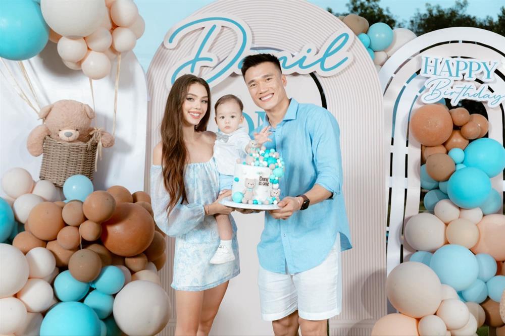 Con trai Bùi Tiến Dũng thích thú khi chập chững những bước đi đầu đời nhưng bố mẹ lại phải than thở một điều này!-4