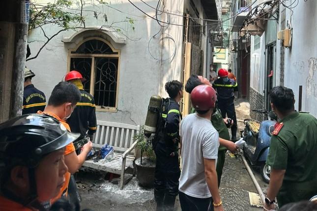 Người đàn ông nghi ngáo đá phóng hỏa đốt nhà ở TPHCM-1