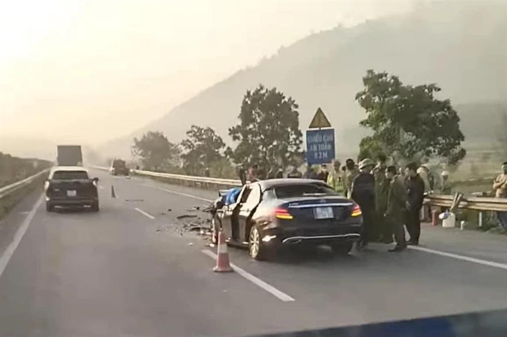 Mercedes đâm đuôi xe tải tại cao tốc Nội Bài - Lào Cai, 2 người thương vong-1