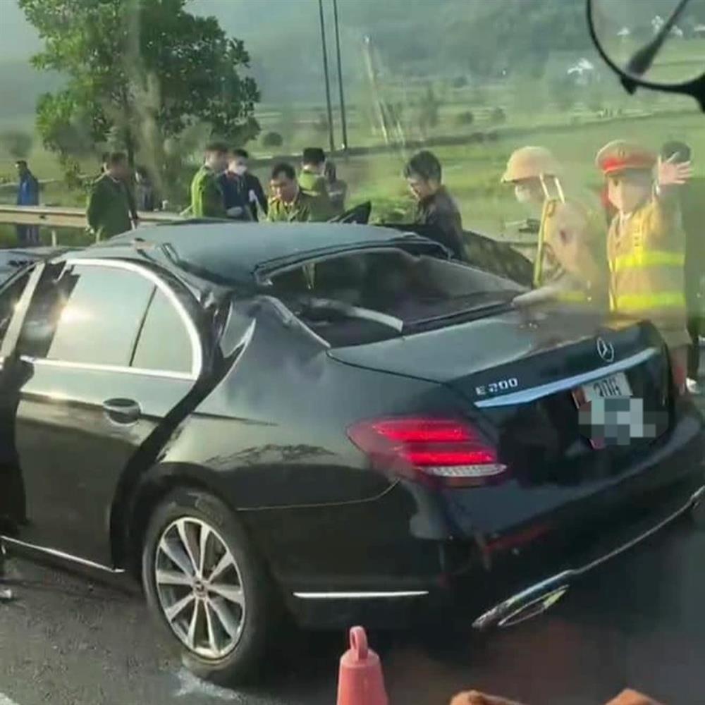 Mercedes đâm đuôi xe tải tại cao tốc Nội Bài - Lào Cai, 2 người thương vong-2