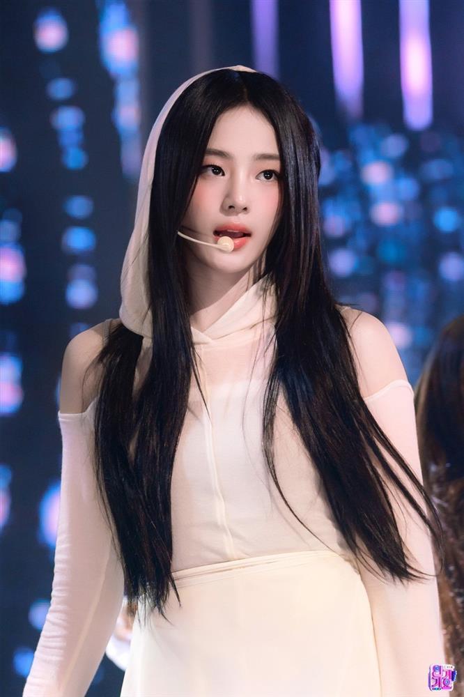 Fan đưa bằng chứng chỉ ra một thành viên NewJeans bị phân biệt đối xử, thực hư thế nào?-8