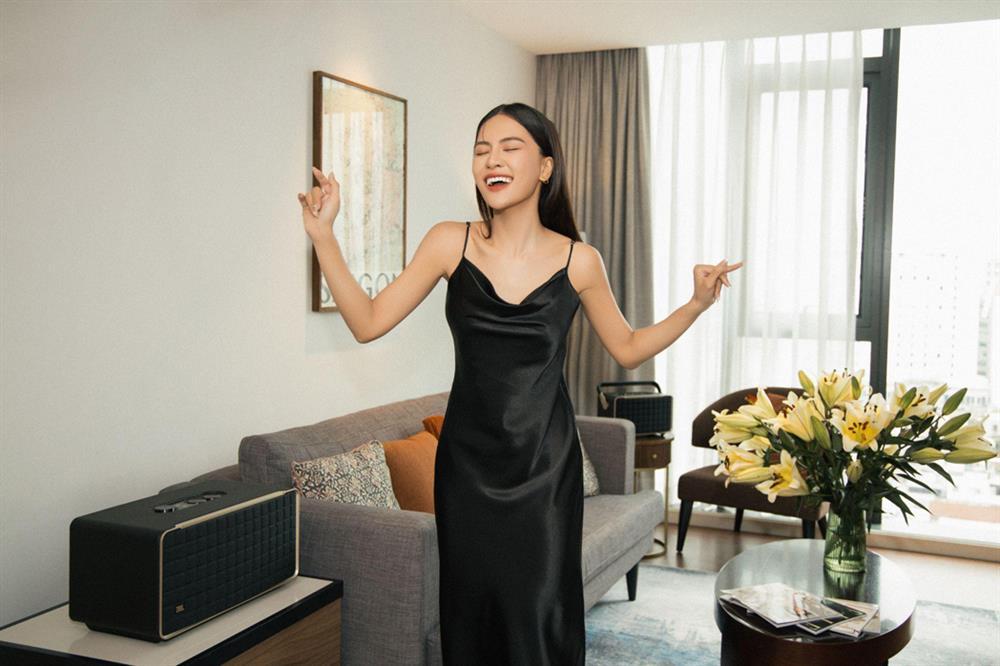 Ca sĩ Hà Nhi mê đắm âm thanh của dòng loa JBL Authentics 300 mới-2