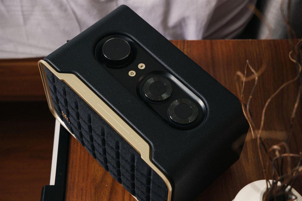 Ca sĩ Hà Nhi mê đắm âm thanh của dòng loa JBL Authentics 300 mới-3