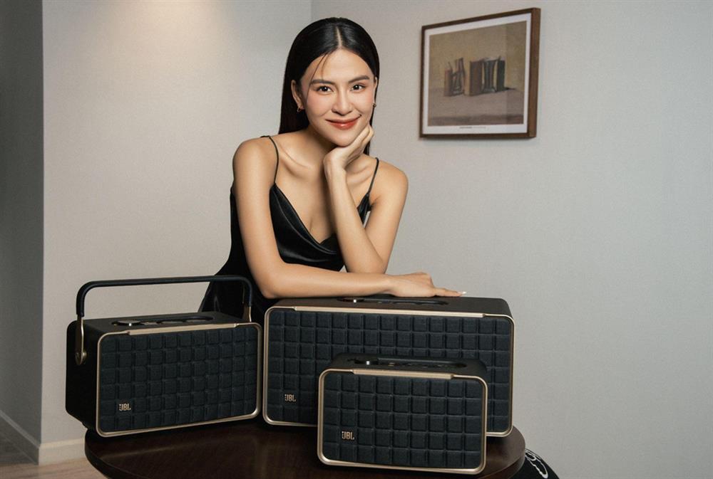 Ca sĩ Hà Nhi mê đắm âm thanh của dòng loa JBL Authentics 300 mới-4