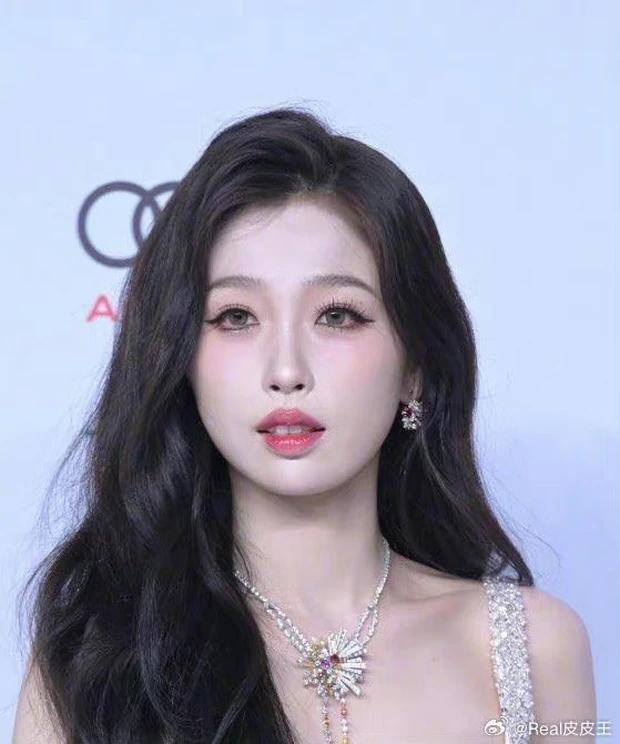 Ngu Thư Hân bị chê tơi tả trong đêm GQ 2023, outfit cực đẹp nhưng lớp makeup như cả kí phấn-3