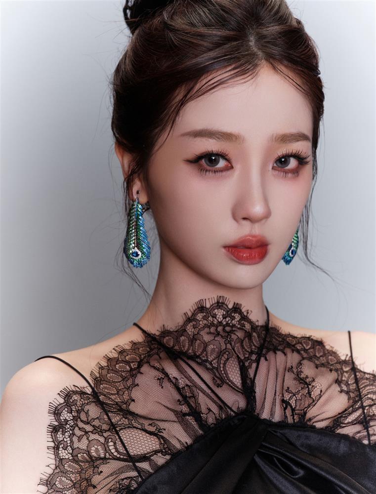 Ngu Thư Hân bị chê tơi tả trong đêm GQ 2023, outfit cực đẹp nhưng lớp makeup như cả kí phấn-4