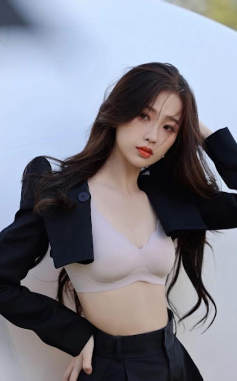 Ngu Thư Hân bị chê tơi tả trong đêm GQ 2023, outfit cực đẹp nhưng lớp makeup như cả kí phấn-6