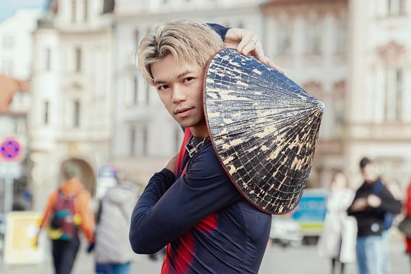 Trọng Hiếu khoe bụng 6 múi, nhún nhảy hết mình cùng khán giả trong live tour tại Đức-8