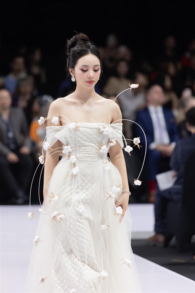 Diễn viên hot girl vào vai cô giáo Nguyệt trưởng thành ở Chúng Ta Của 8 Năm Sau-8