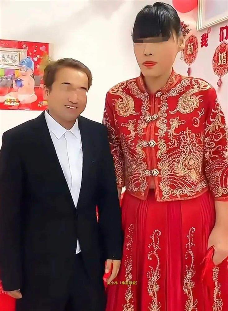 Đám cưới gây sốt của chú rể cao 1m5, cô dâu cao 1m8-1