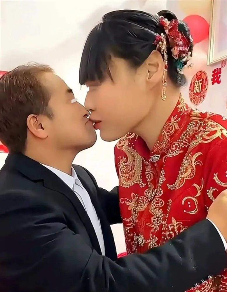 Đám cưới gây sốt của chú rể cao 1m5, cô dâu cao 1m8-4