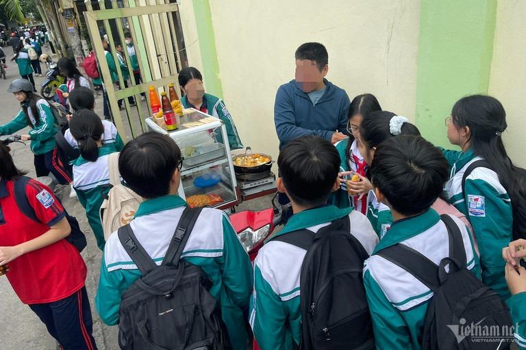 Sau hàng loạt ca ngộ độc, đồ ăn vặt không rõ nguồn gốc vẫn bủa vây cổng trường-1