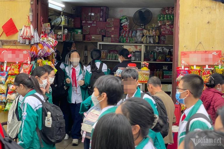 Sau hàng loạt ca ngộ độc, đồ ăn vặt không rõ nguồn gốc vẫn bủa vây cổng trường-5