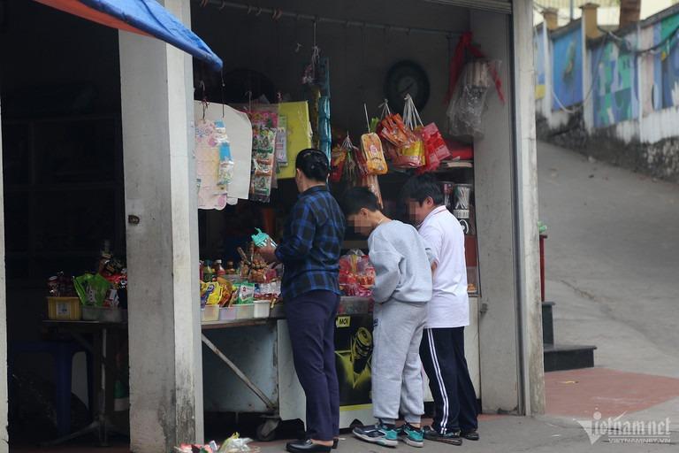 Sau hàng loạt ca ngộ độc, đồ ăn vặt không rõ nguồn gốc vẫn bủa vây cổng trường-6