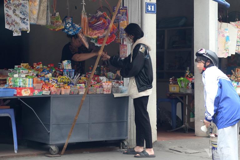 Sau hàng loạt ca ngộ độc, đồ ăn vặt không rõ nguồn gốc vẫn bủa vây cổng trường-7