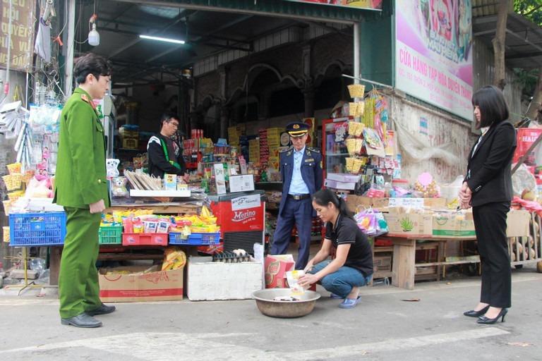 Sau hàng loạt ca ngộ độc, đồ ăn vặt không rõ nguồn gốc vẫn bủa vây cổng trường-9