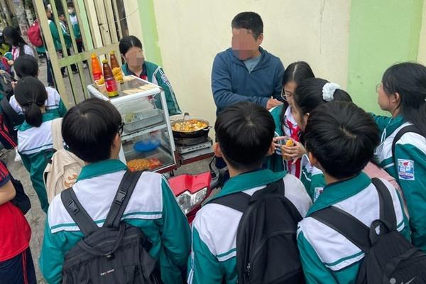Thông tin mới nhất vụ người phụ nữ phát đồ ăn lạ khiến hàng loạt học sinh nhập viện-2