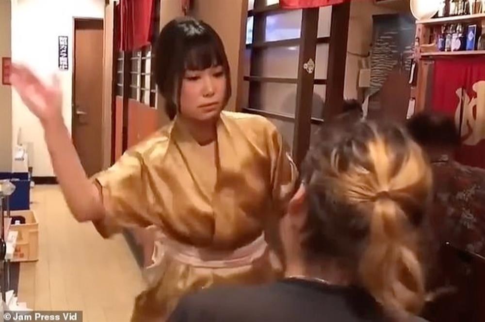 Khách hàng đổ xô đến nhà hàng ở Nhật Bản để được nhân viên nữ tát lật mặt-1