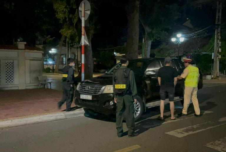 Kiểm tra nồng độ cồn, phát hiện ma túy cùng 4 khẩu súng trên xe ôtô-1