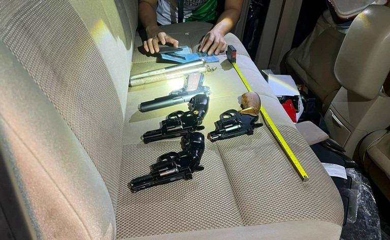 Kiểm tra nồng độ cồn, phát hiện ma túy cùng 4 khẩu súng trên xe ôtô-2