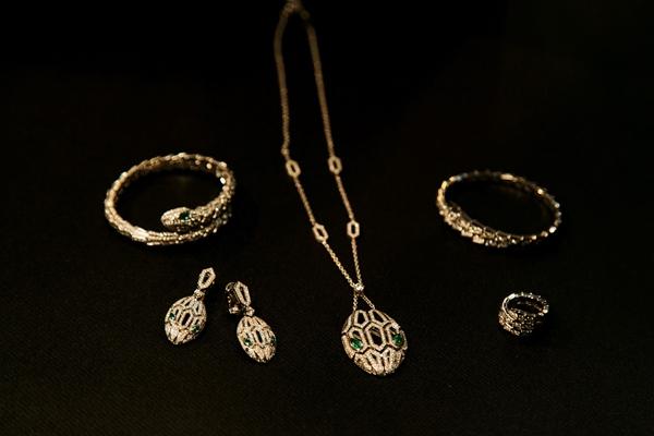 Cận cảnh bộ trang sức độc, lạ giá 5,5 tỉ đồng của Thanh Hằng-8