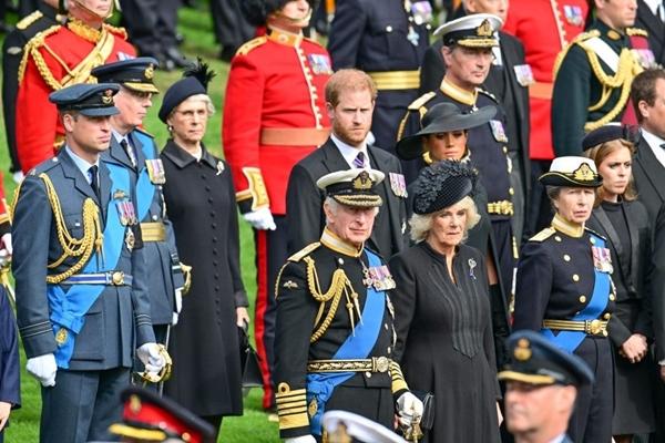 Gây thiệt hại lớn cho hoàng gia, Harry - Meghan có bị mất tước hiệu?-1