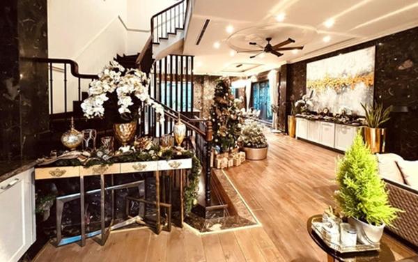 Lã Thanh Huyền và chồng đại gia đón Giáng sinh trong biệt thự triệu đô-2