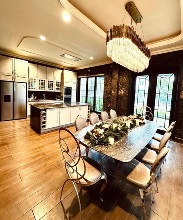 Lã Thanh Huyền và chồng đại gia đón Giáng sinh trong biệt thự triệu đô-3