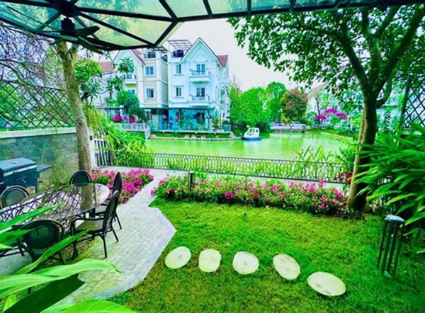 Lã Thanh Huyền và chồng đại gia đón Giáng sinh trong biệt thự triệu đô-6