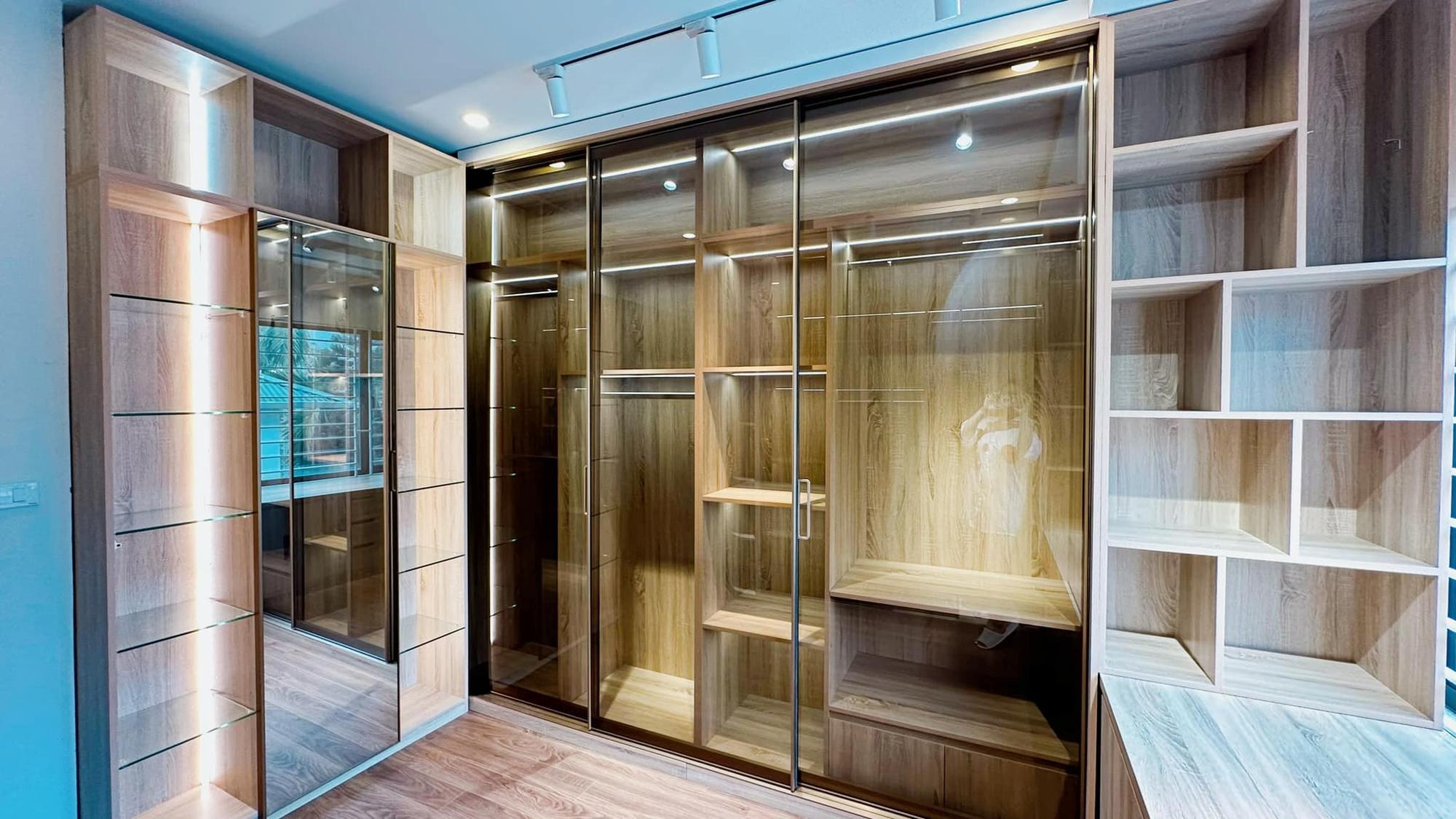 Từ phòng thay đồ lộn xộn thành không gian sáng bừng như store, MC Hoàng Linh khoe nơi ở viên mãn-6