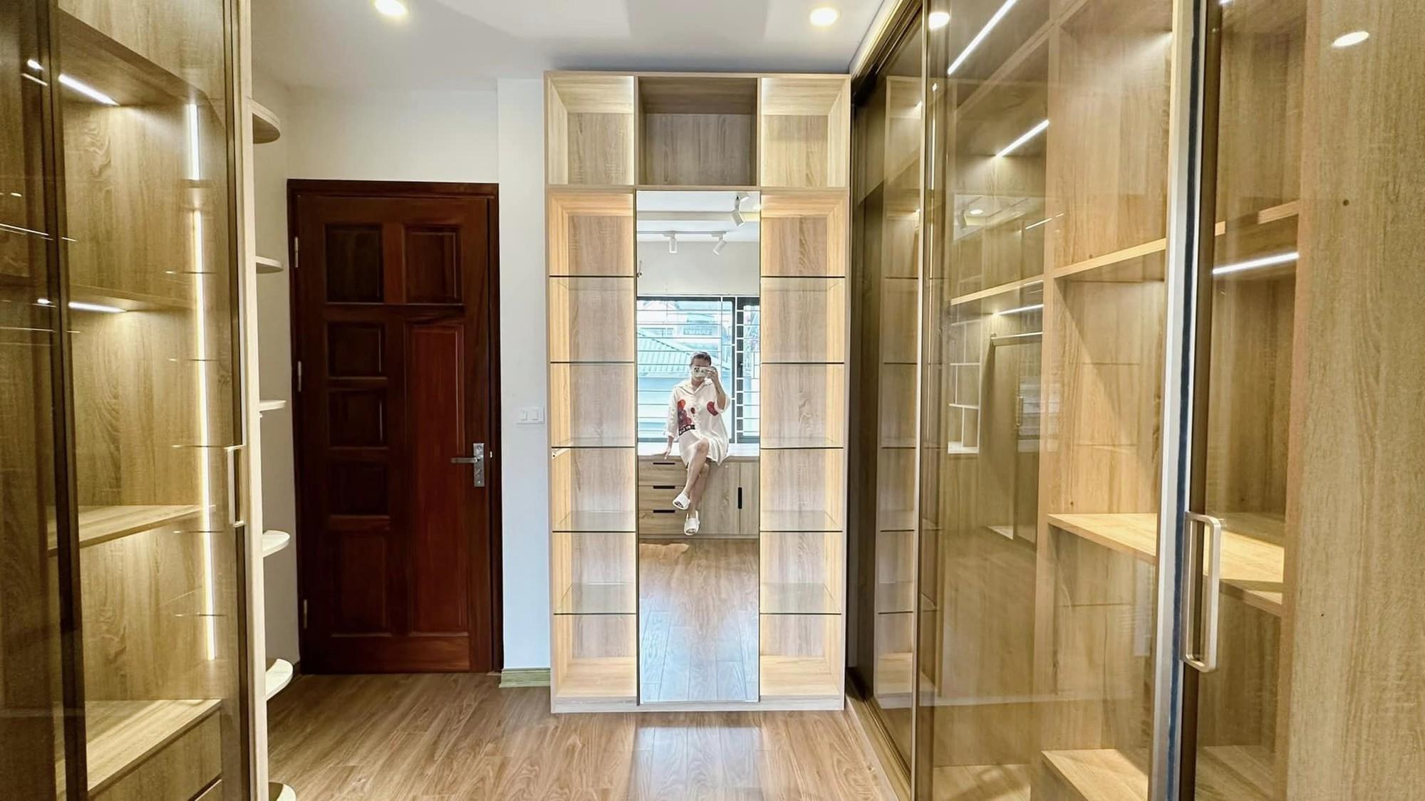 Từ phòng thay đồ lộn xộn thành không gian sáng bừng như store, MC Hoàng Linh khoe nơi ở viên mãn-7