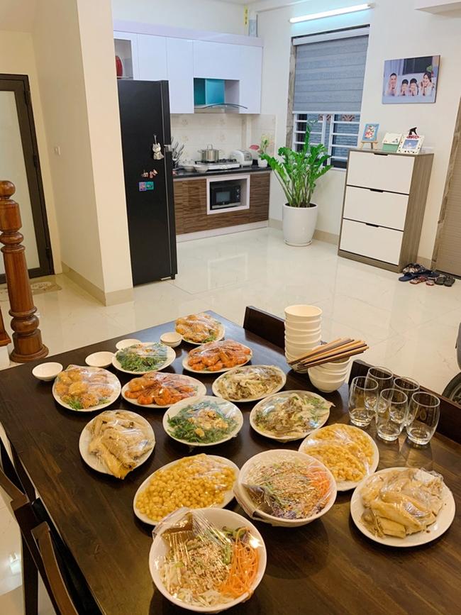 Từ phòng thay đồ lộn xộn thành không gian sáng bừng như store, MC Hoàng Linh khoe nơi ở viên mãn-15