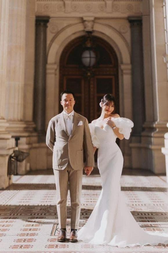 Diễm My 9X hé lộ thiệp cưới với bạn trai doanh nhân, thiết kế đơn giản nhưng vẫn sang trọng-5