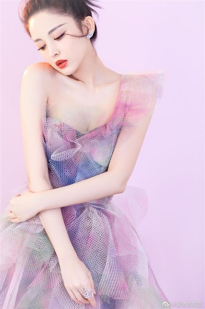 Mỹ nhân Tân Cương sở hữu ngoại hình như búp bê nhưng đời tư gây tranh cãi-2