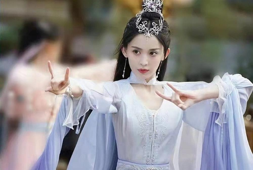 Mỹ nhân Tân Cương sở hữu ngoại hình như búp bê nhưng đời tư gây tranh cãi-3