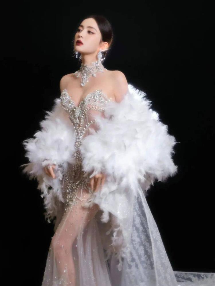 Mỹ nhân Tân Cương sở hữu ngoại hình như búp bê nhưng đời tư gây tranh cãi-4