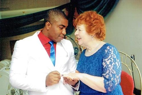 Sa vào lưới tình với chàng trai 27 cường tráng, cụ bà 72 bỏ chồng tìm mọi cách có được anh-2