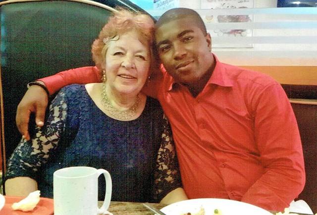 Sa vào lưới tình với chàng trai 27 cường tráng, cụ bà 72 bỏ chồng tìm mọi cách có được anh-4