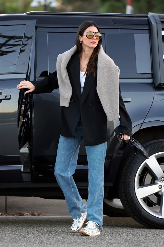 Diện áo blazer sang trọng như Kendall Jenner với 10 cách phối đồ không quá cầu kỳ-1