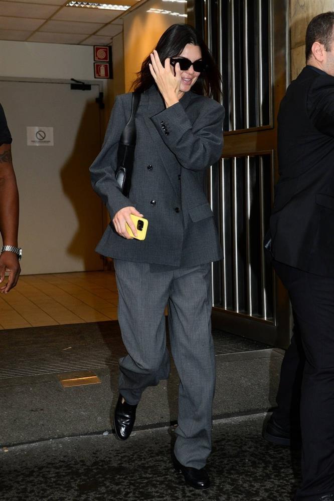 Diện áo blazer sang trọng như Kendall Jenner với 10 cách phối đồ không quá cầu kỳ-2