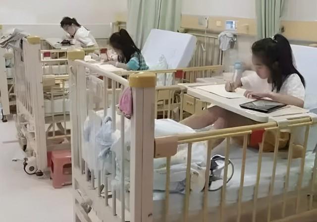 Xôn xao hình ảnh hàng loạt học sinh làm bài tập trong bệnh viện-2