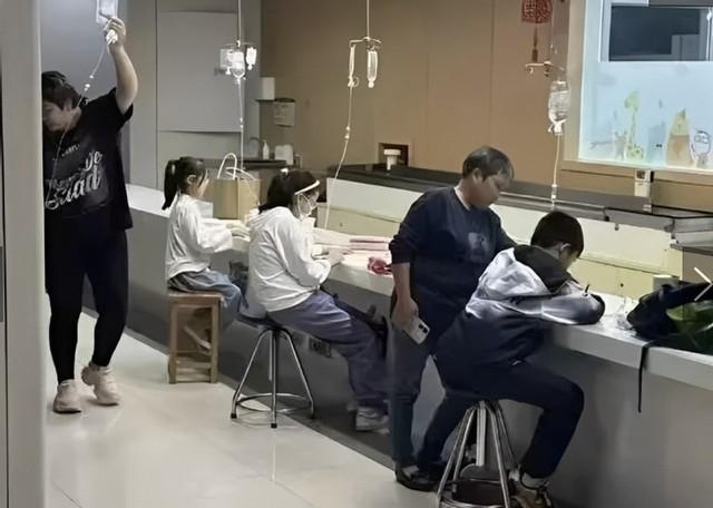 Xôn xao hình ảnh hàng loạt học sinh làm bài tập trong bệnh viện-3