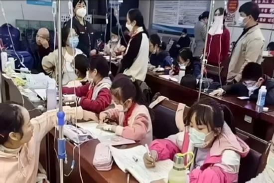 Xôn xao hình ảnh hàng loạt học sinh làm bài tập trong bệnh viện