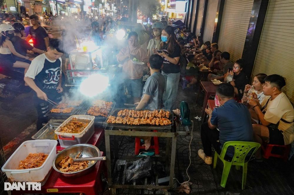 Hàng xiên nướng doanh thu hơn 16 triệu đồng/ngày: Bí quyết đông nghịt khách-1