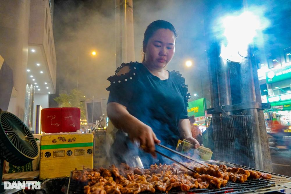 Hàng xiên nướng doanh thu hơn 16 triệu đồng/ngày: Bí quyết đông nghịt khách-4