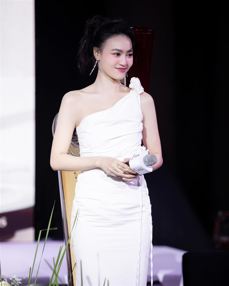 phuong-my-chi-03-Copy1.jpg