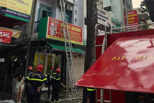 Giải cứu 6 người mắc kẹt trong đám cháy nhà ở TP.HCM-3