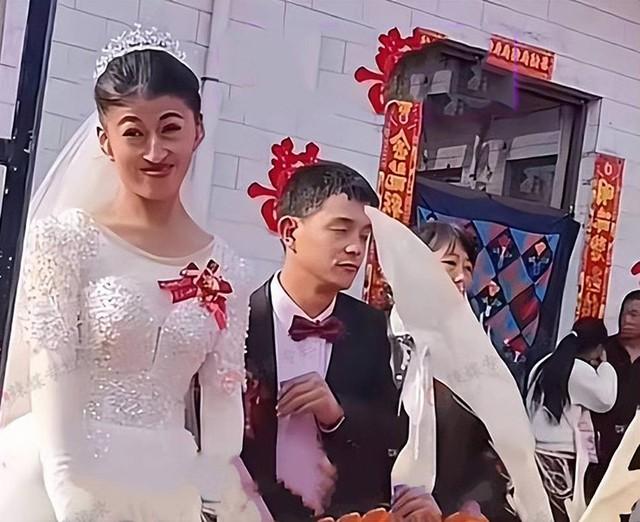 Cô dâu bị chế giễu trai không ra trai, gái không ra gái, chú rể nói một câu khiến đám đông im phăng phắc-1