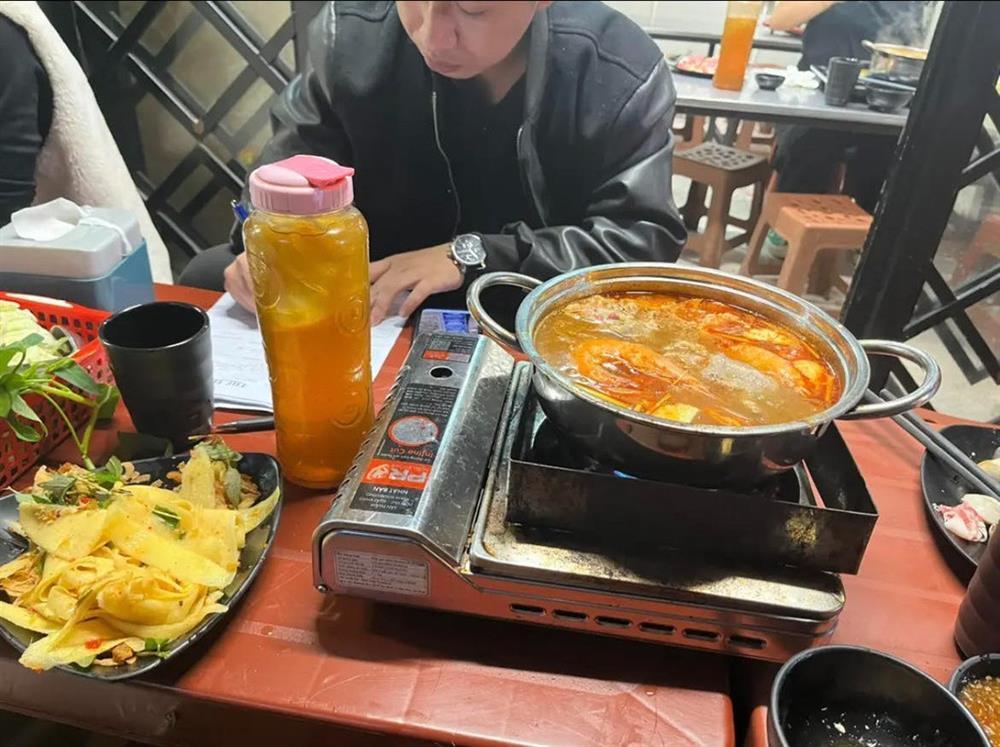 Hà Nội: Đang ăn, thực khách phát hiện có rết dài 10cm trong nồi lẩu Thái-2