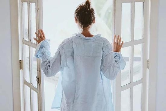 Bất ngờ đến công ty chồng buổi trưa, vợ chết lặng vì cảnh trong phòng